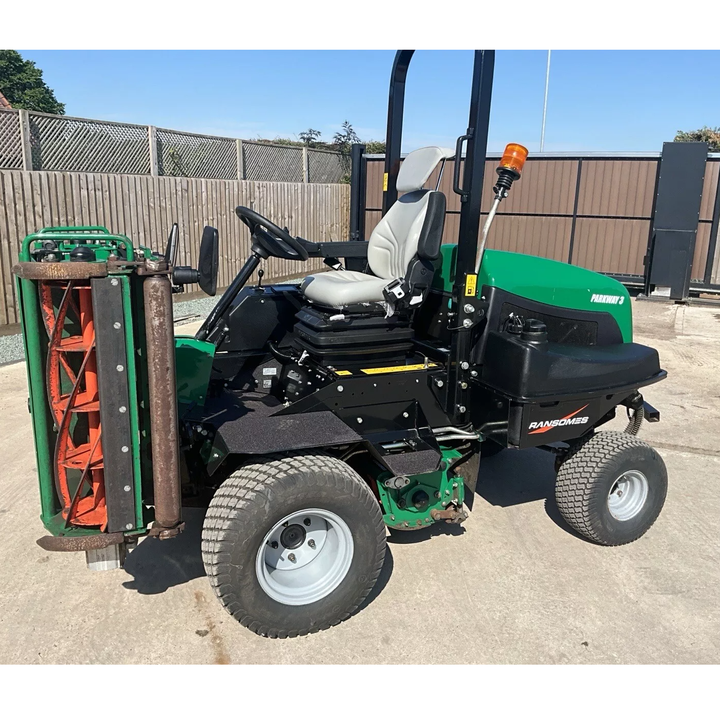 2017 RANSOMES PARKWAY 3 TRIPLE CYLINDER RIDE ON LAWN MOWER